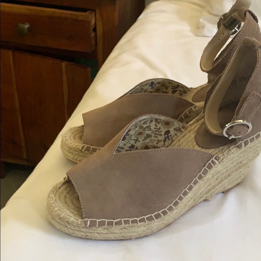 Peep toe espadrilles